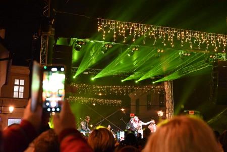 Temperamentna Tanja Žagar je razgrela kamniško publiko za najdaljšo noč v letu in silvestrovanje v centru Pravljičnega Kamnika (21)